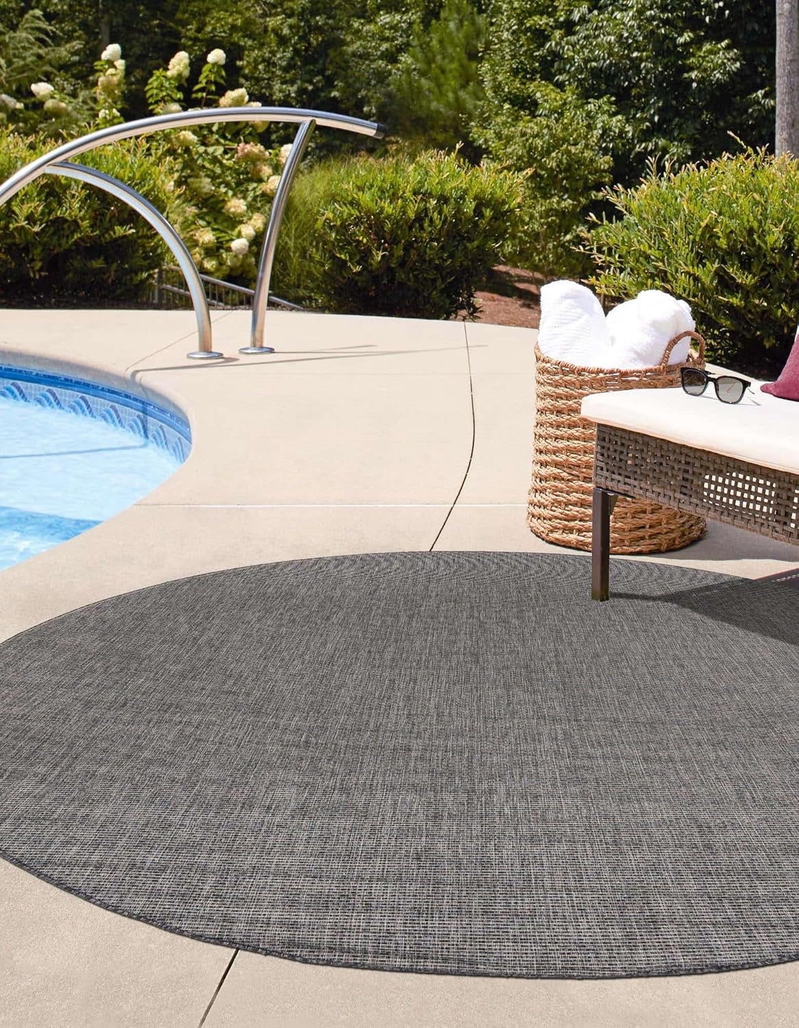 Unique Loom Outdoor Solid Collection Area Rug (6' 1" Round Black/Ivory)